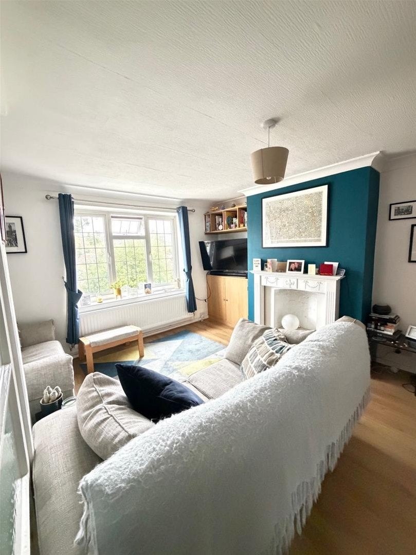 Flat Monks Close in Greater London