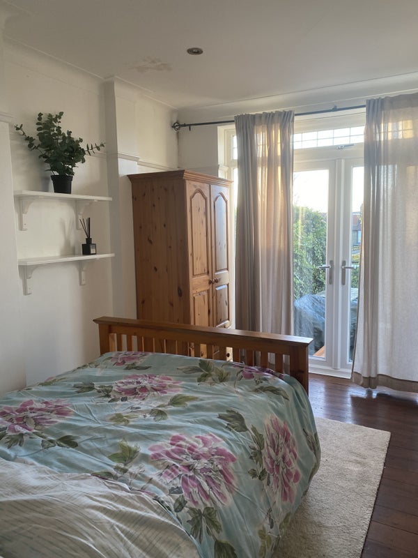 Room Glanfield Road in Greater London