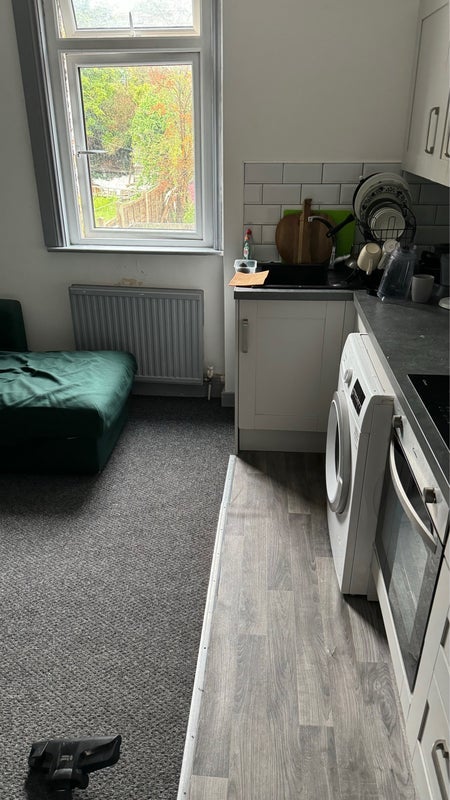 Room Manor Drive in Greater London