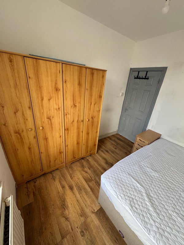 Room Manor Drive in Greater London