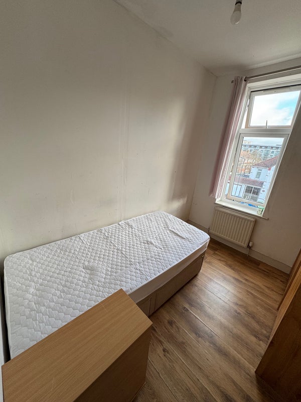 Room Manor Drive in Greater London