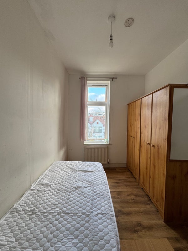 Room Manor Drive in Greater London