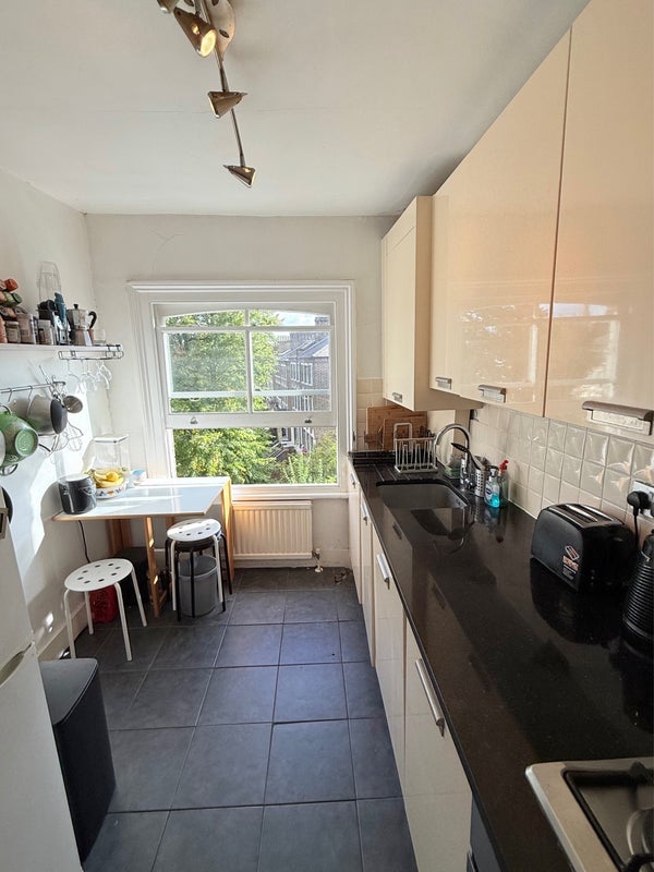 Flat Hartham Road in Greater London