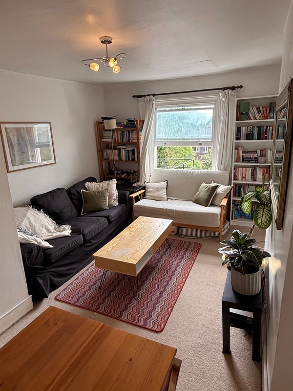 Flat Hartham Road in Greater London