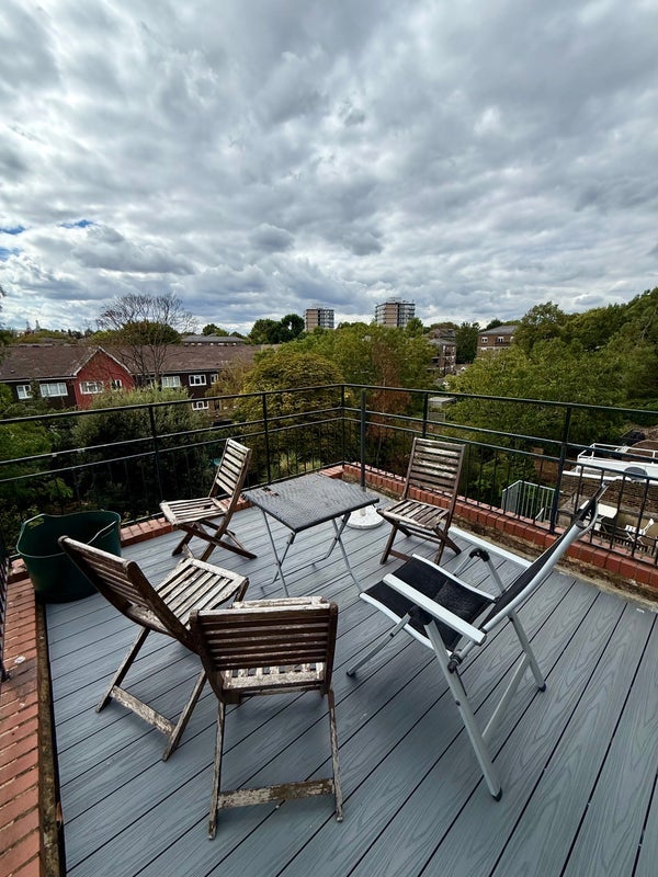 Flat Hartham Road in Greater London