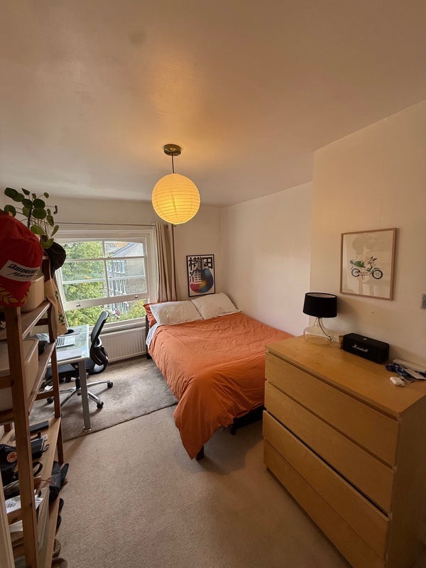 Flat Hartham Road in Greater London