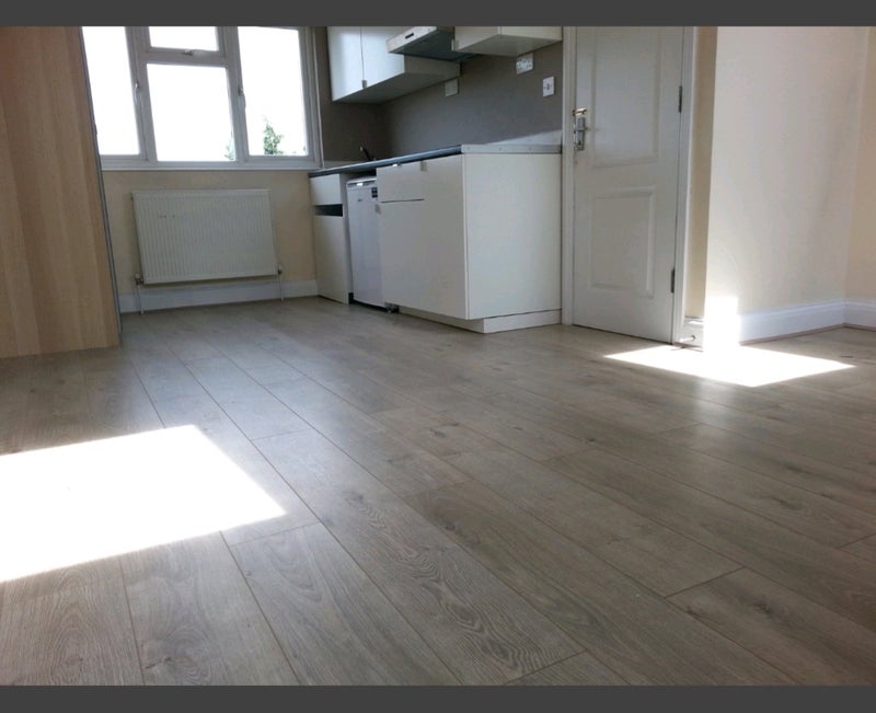 Room Tamworth Lane in Greater London