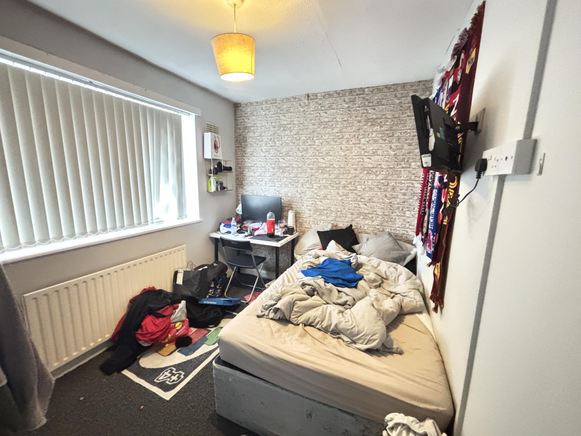 Flat Highbury Close in Leeds