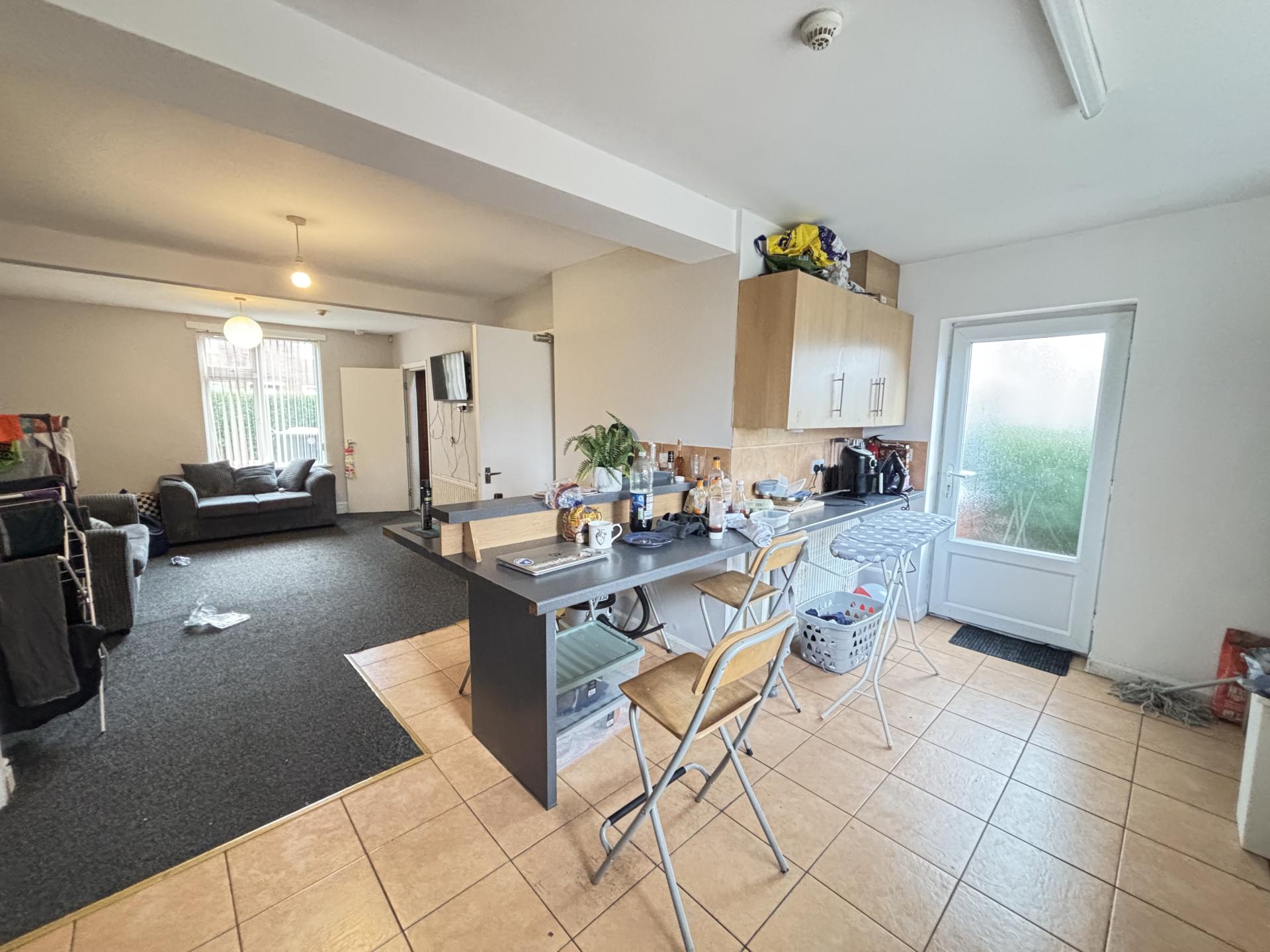 Flat Highbury Close in Leeds