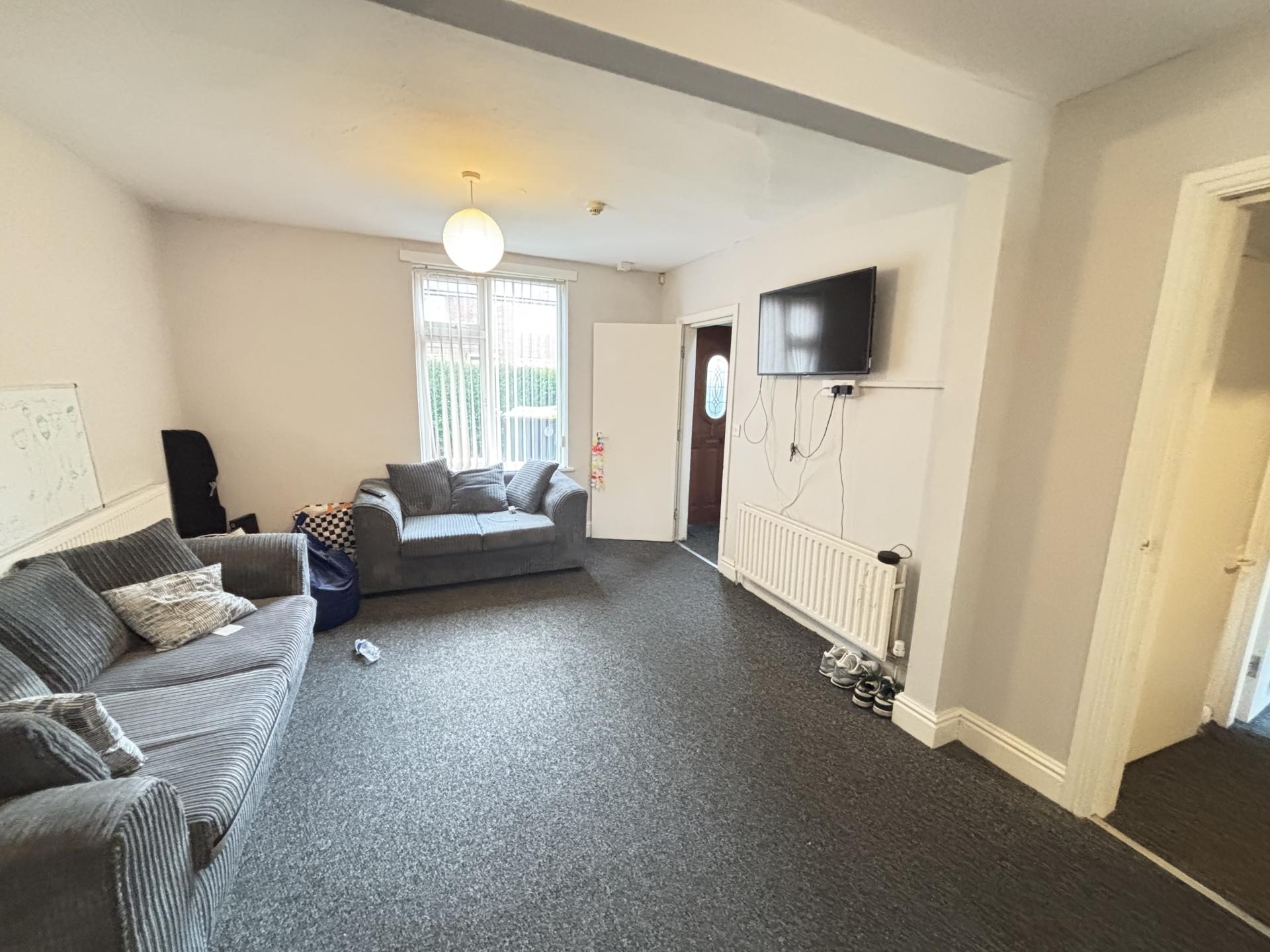Flat Highbury Close in Leeds