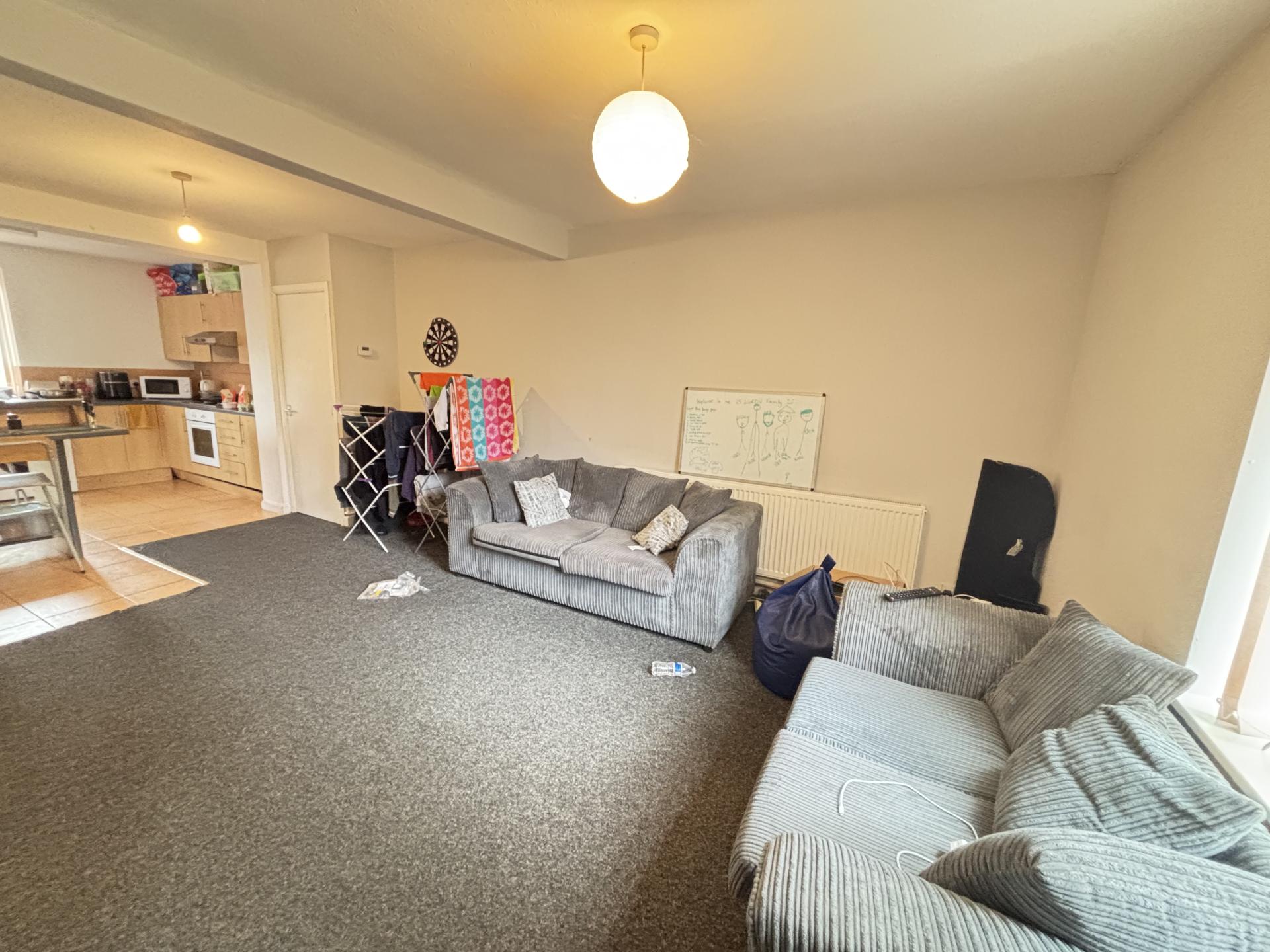 Flat Highbury Close in Leeds