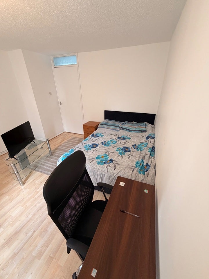 Room Findern Court in Mansfield Woodhouse