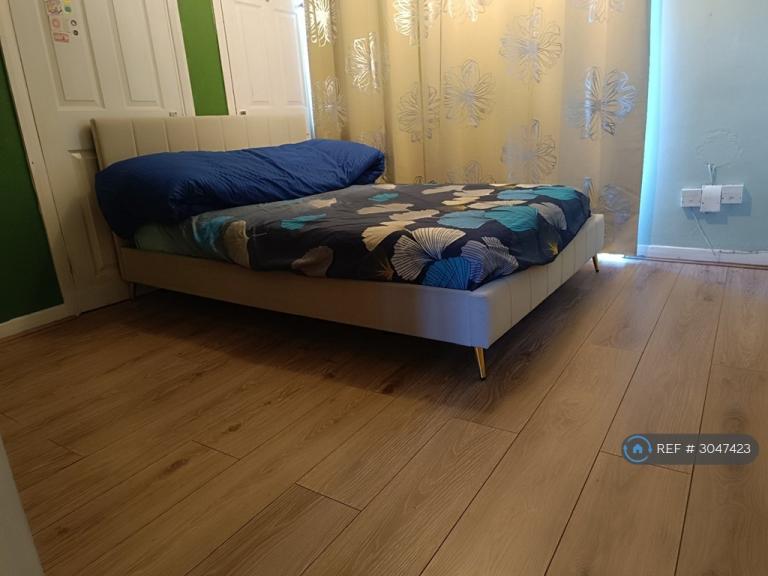 Room Cherry Down Walk in Greater London