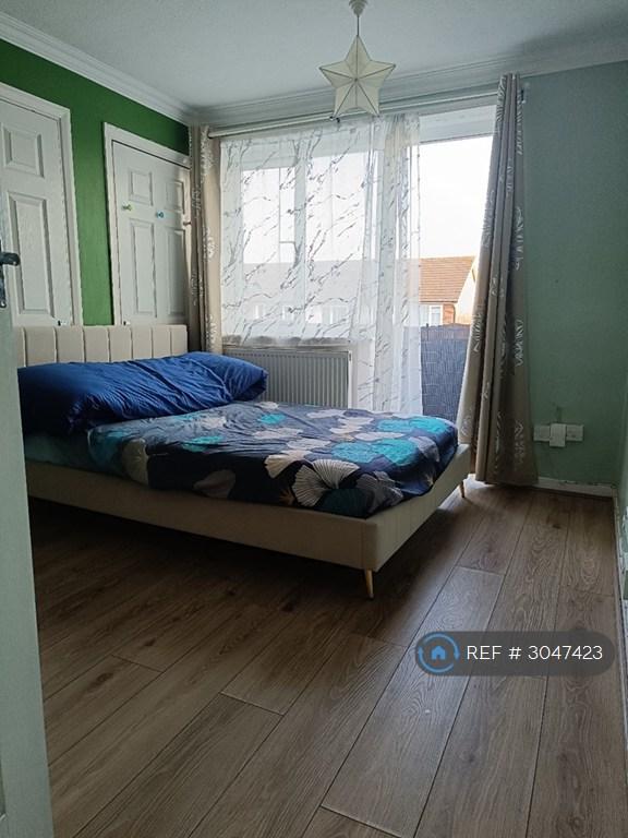 Room Cherry Down Walk in Greater London