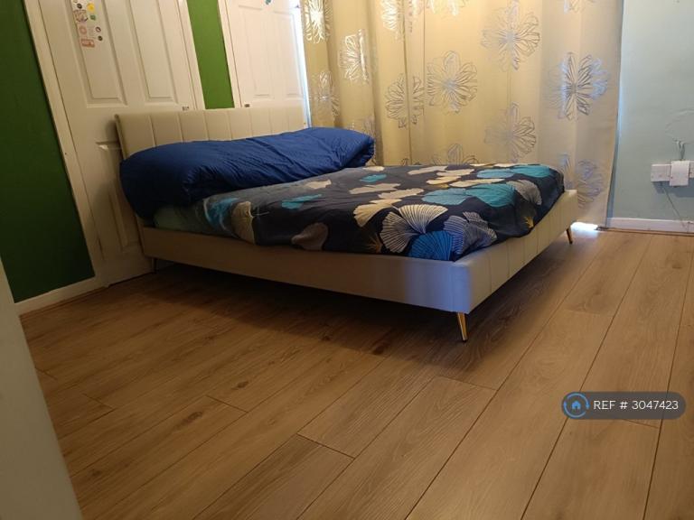 Room Cherry Down Walk in Greater London