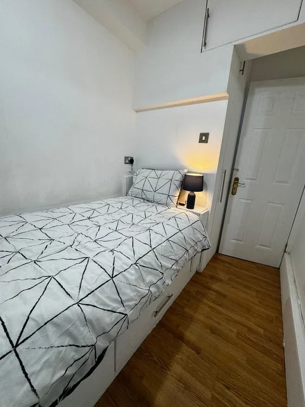 Room Park West Place in City of Westminster