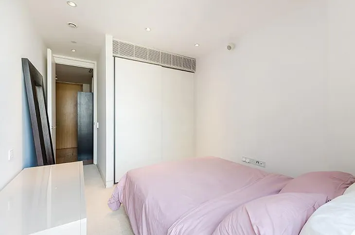 Flat Holland Street in Greater London