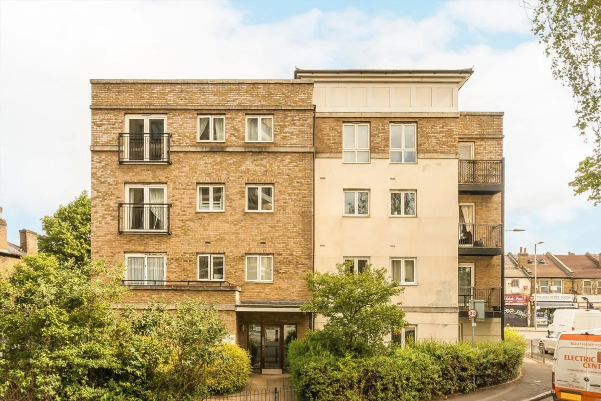 Flat Hawks Road in Greater London