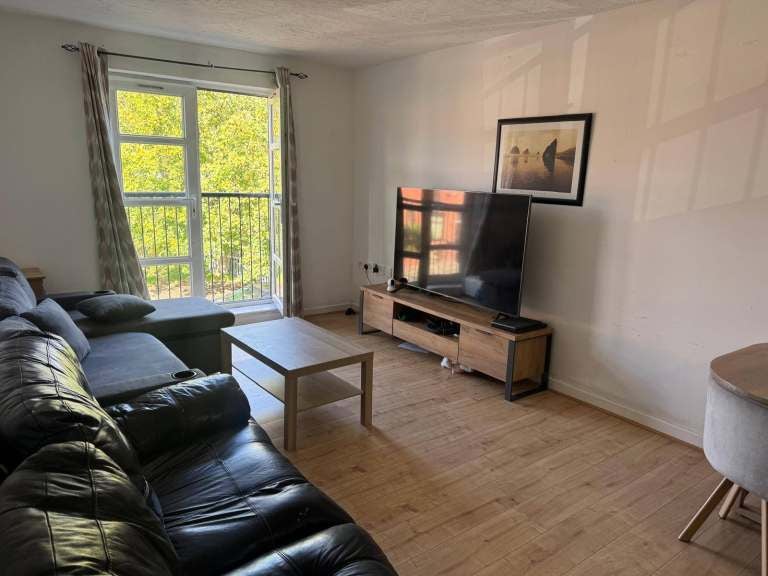 Flat Waterford Court in Farnworth