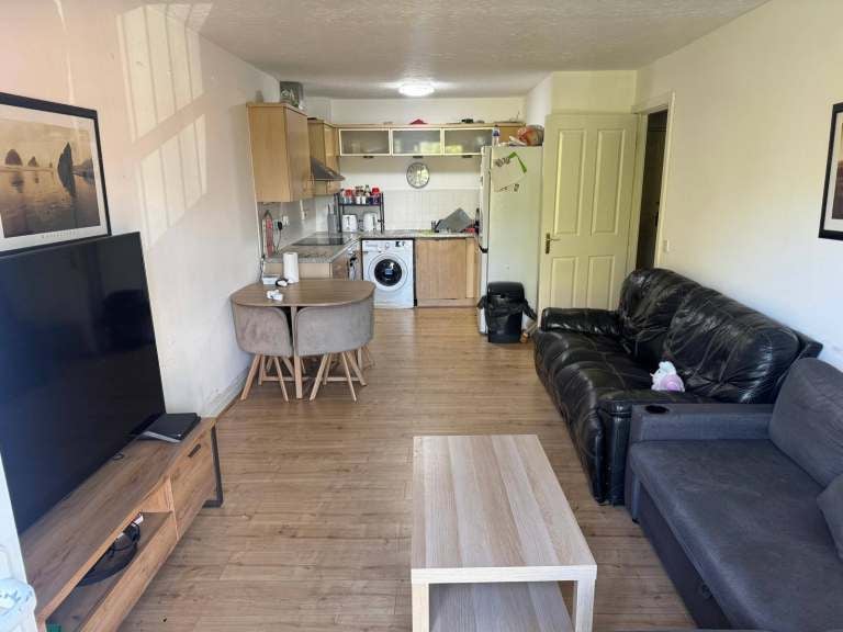 Flat Waterford Court in Farnworth