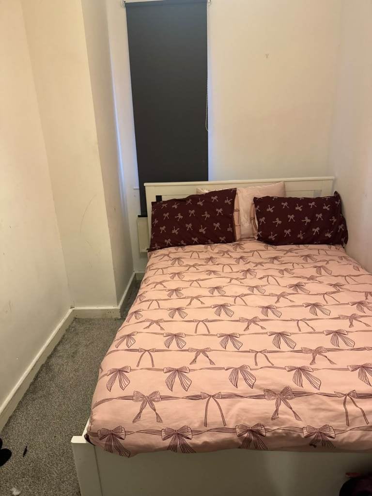 Flat Waterford Court in Farnworth