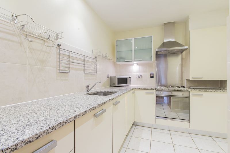 Room Arnhem Place in Greater London