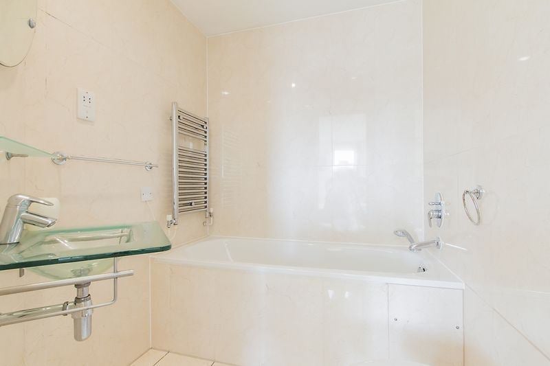Room Arnhem Place in Greater London