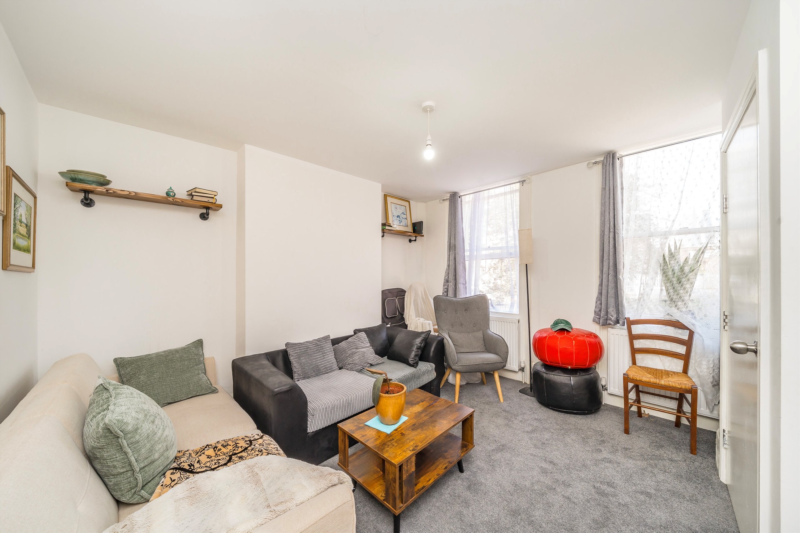 Flat Clapham Road in Greater London