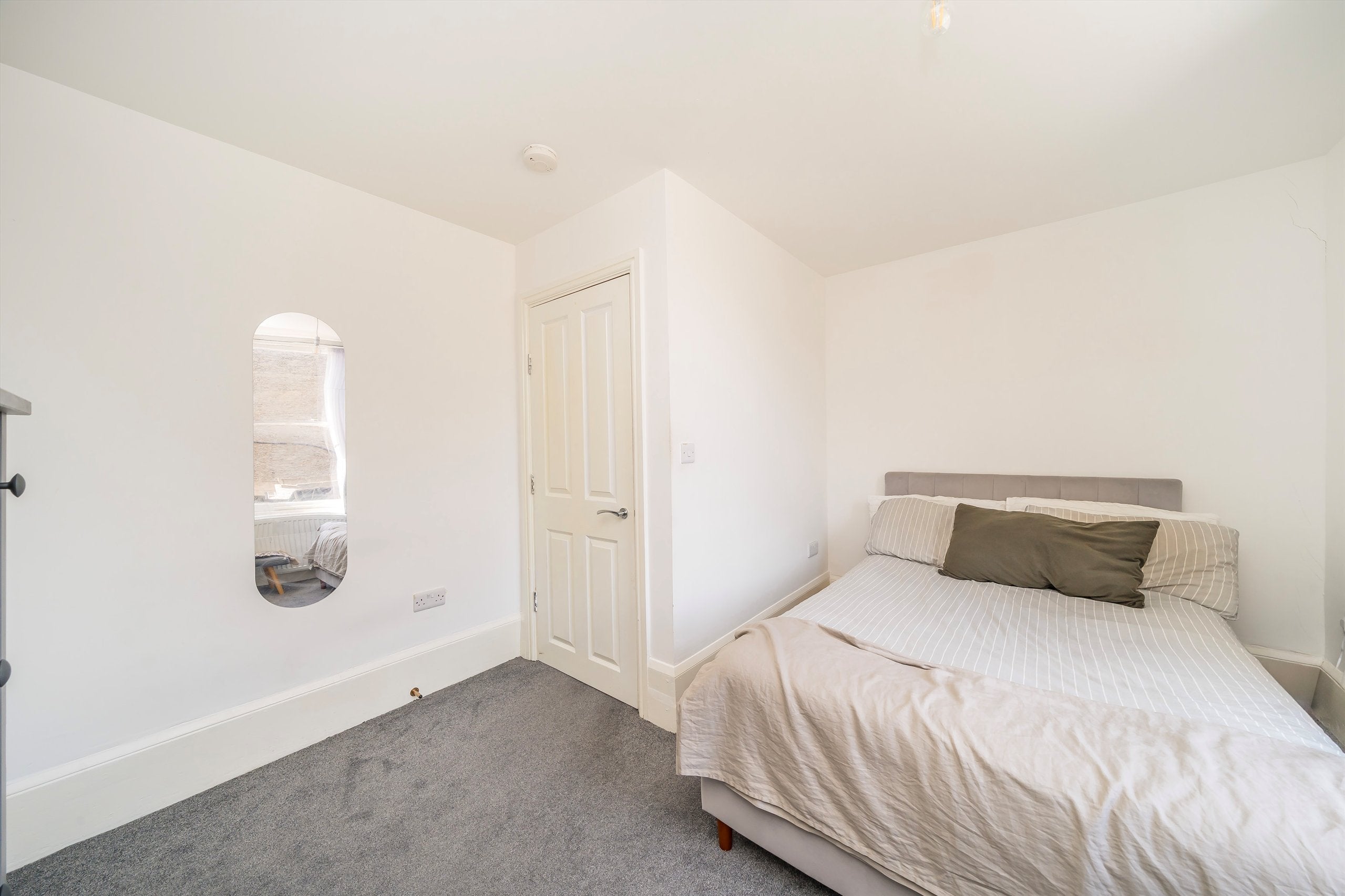 Flat Clapham Road in Greater London