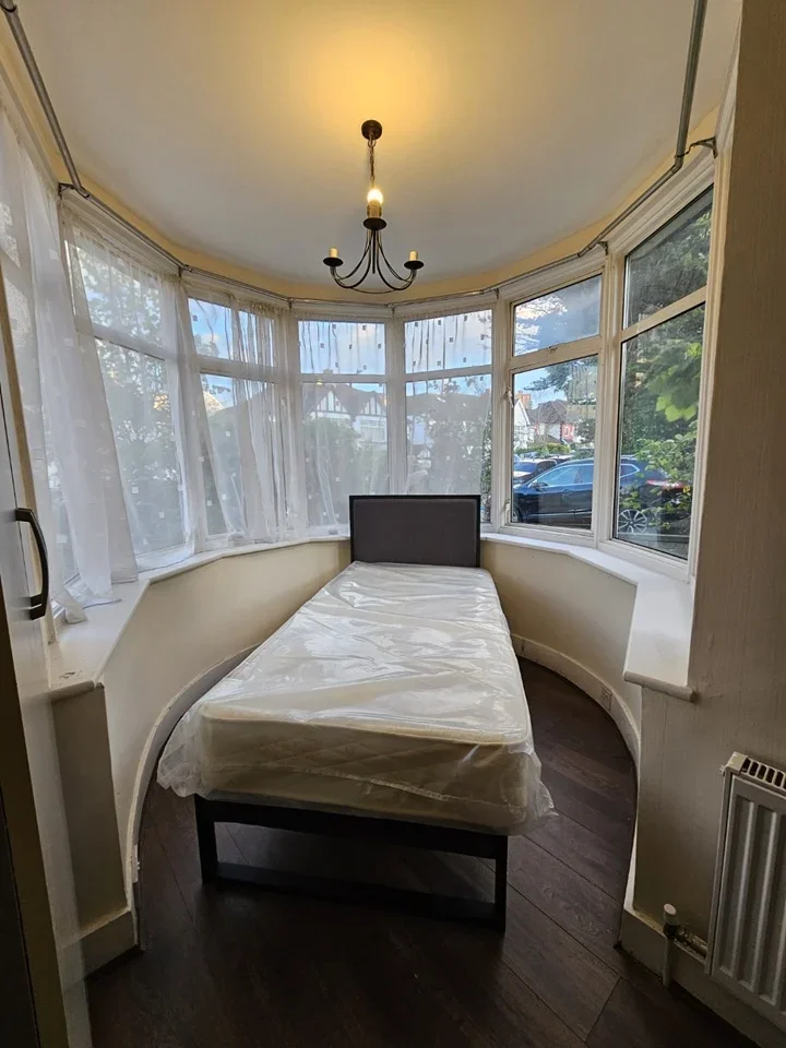 Room Hillcroft Crescent in Greater London