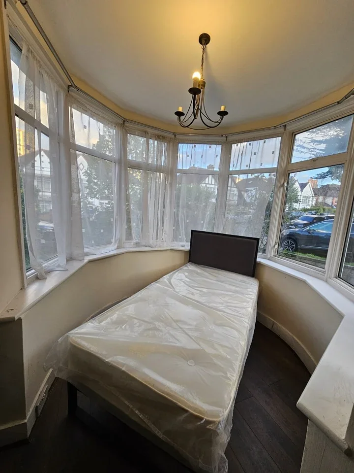 Room Hillcroft Crescent in Greater London