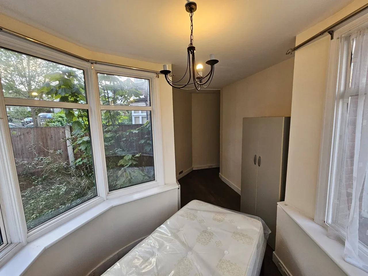Room Hillcroft Crescent in Greater London