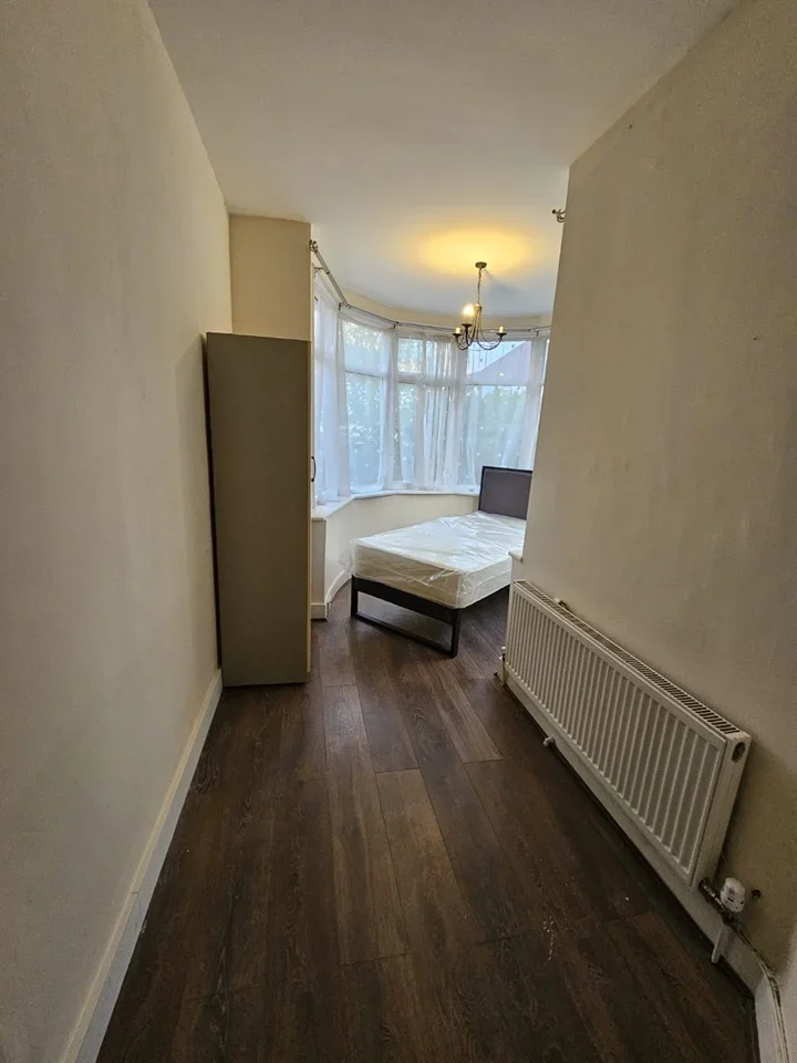 Room Hillcroft Crescent in Greater London