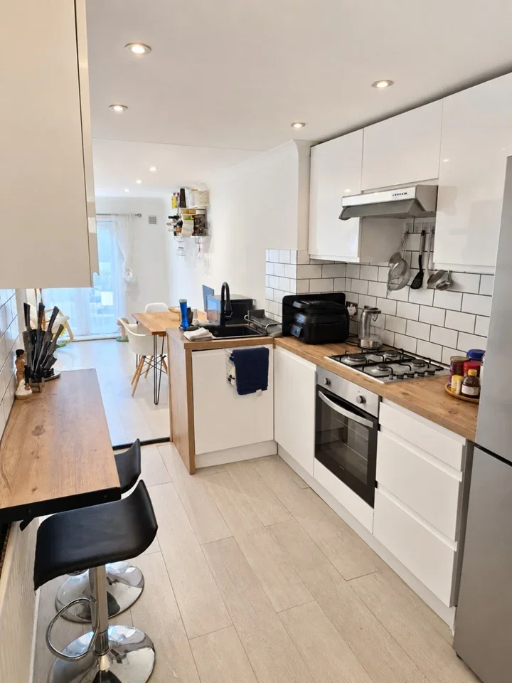 Room Denzil Road in Greater London