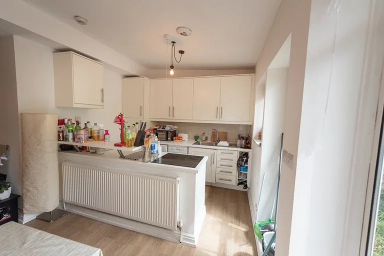Flat Hendale Avenue in Greater London