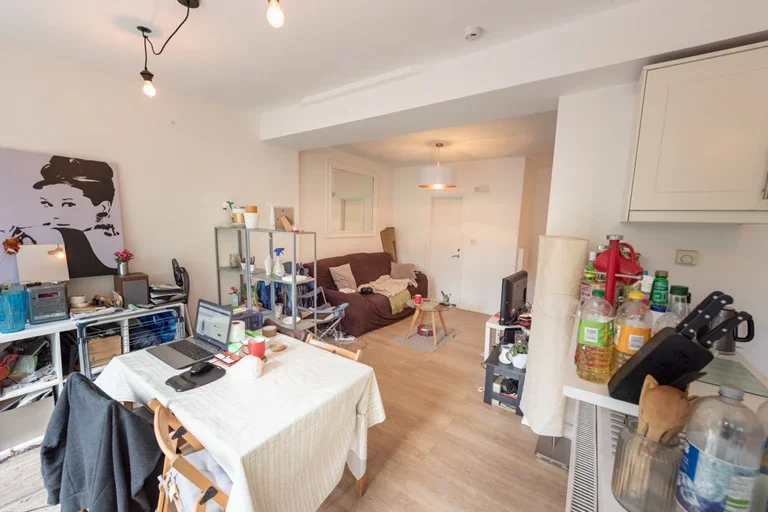 Flat Hendale Avenue in Greater London