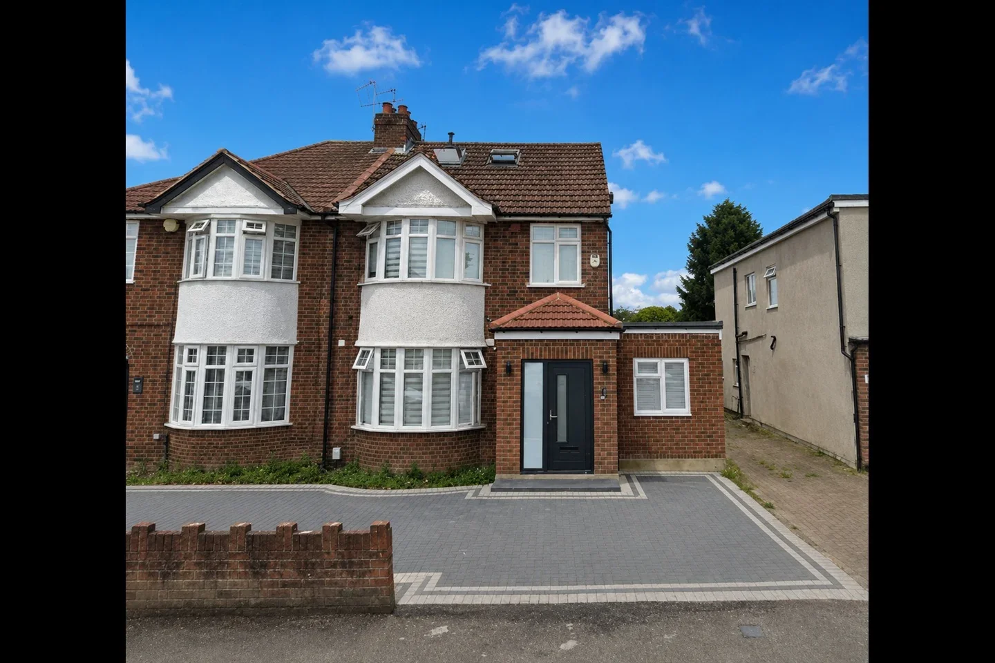 Flat Clammas Way in Greater London