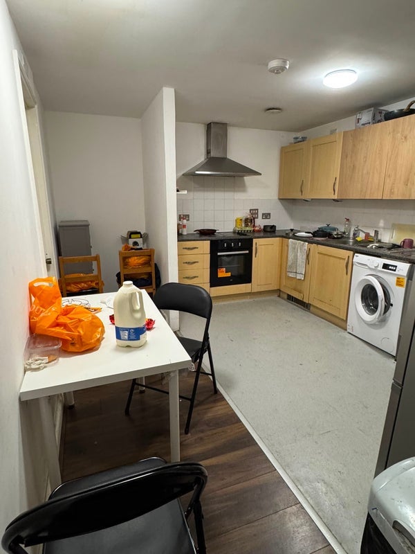 Room Bromley Street in Greater London