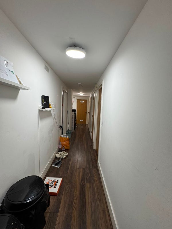Room Bromley Street in Greater London