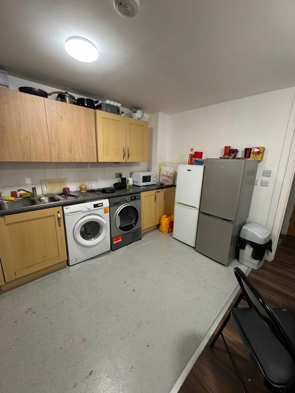 Room Bromley Street in Greater London