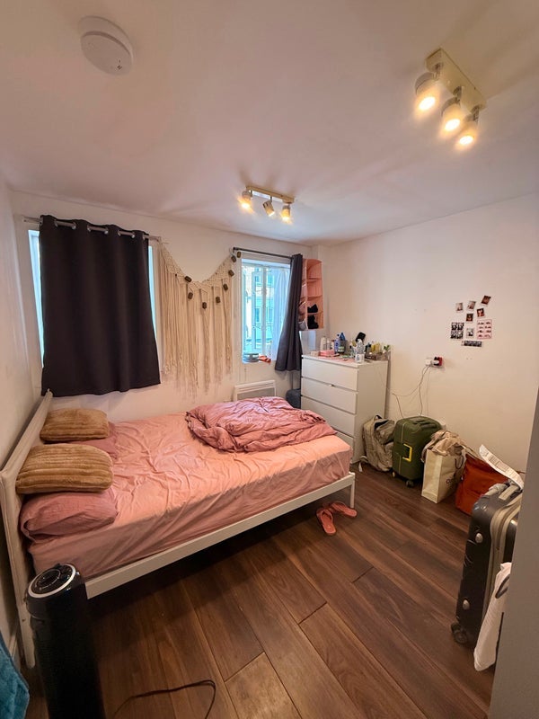 Room Bromley Street in Greater London