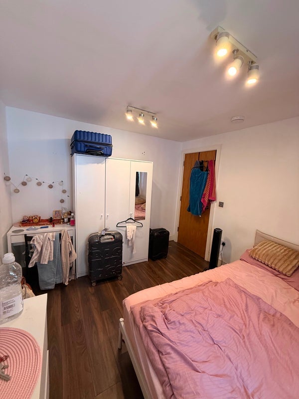 Room Bromley Street in Greater London