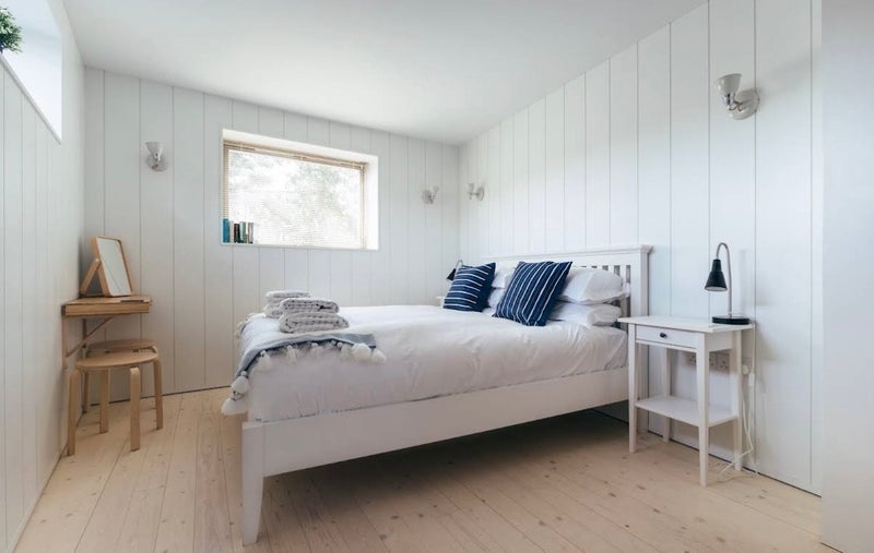 Room Lake Drive in Poole