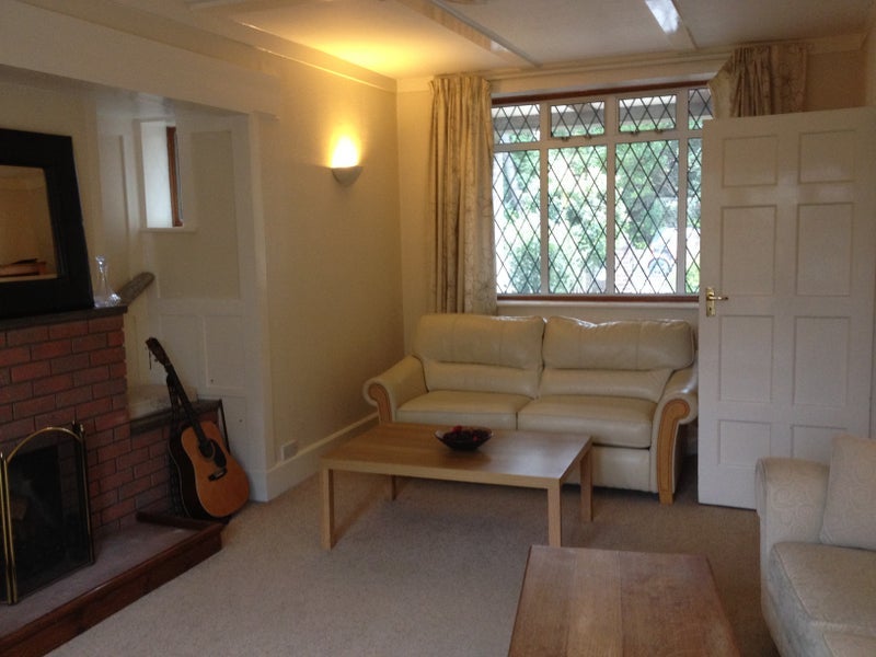 Room Canford Cliffs Road in Poole