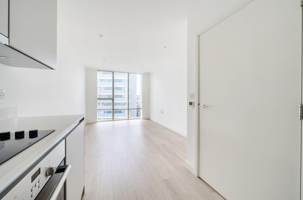 Flat Wellesley Road in Greater London