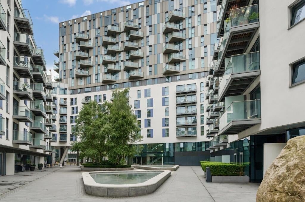 Flat Wellesley Road in Greater London