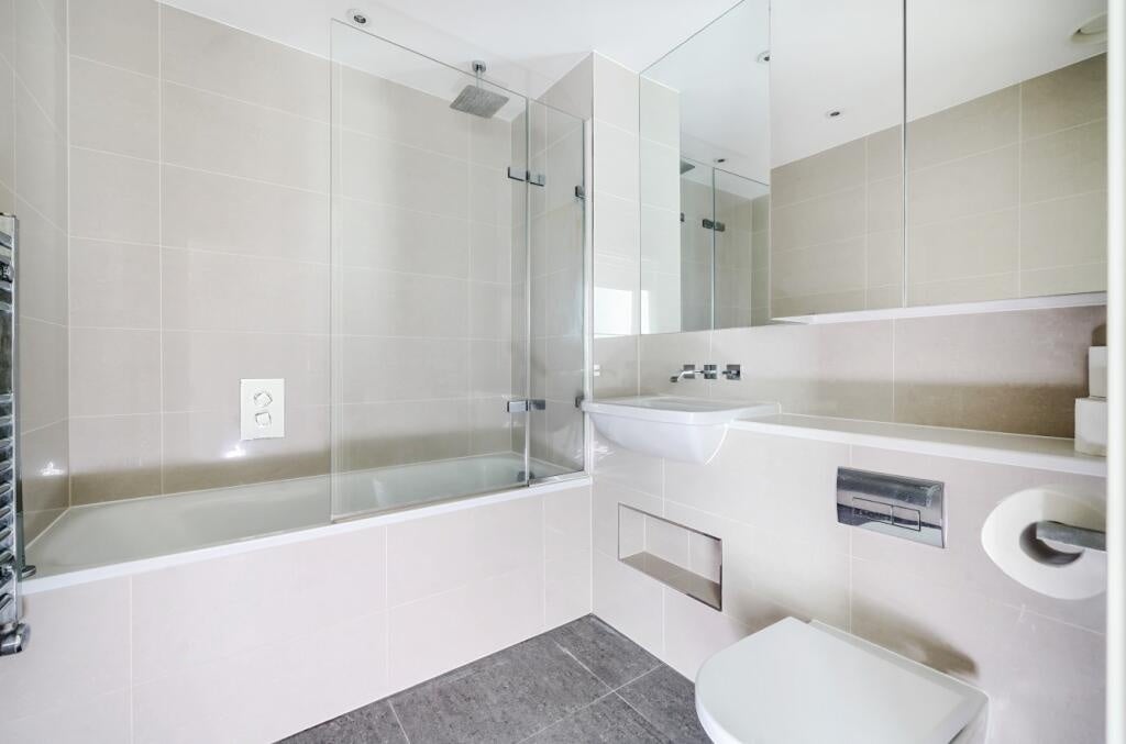 Flat Wellesley Road in Greater London