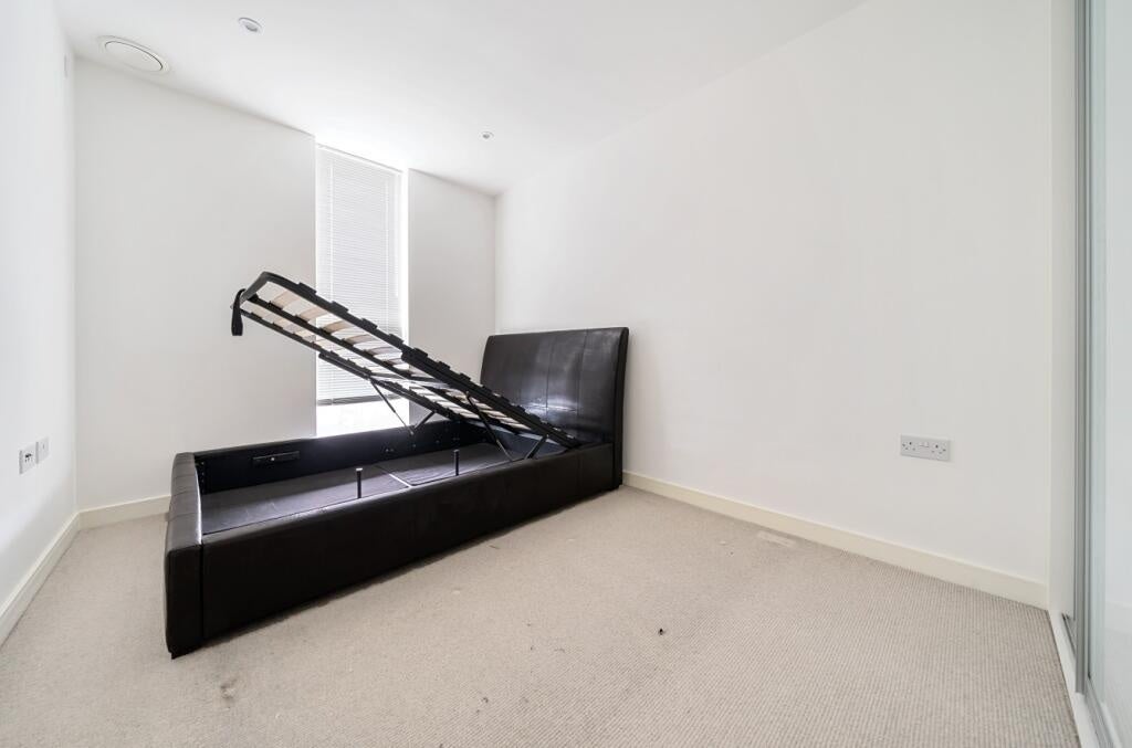 Flat Wellesley Road in Greater London