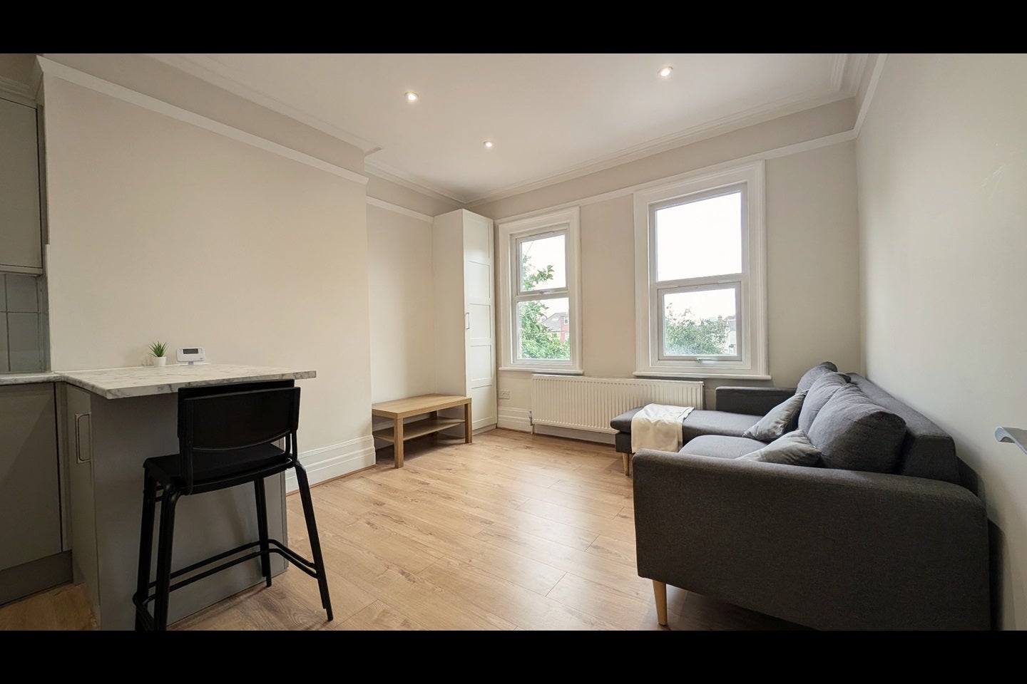 Flat Hindes Road in Greater London