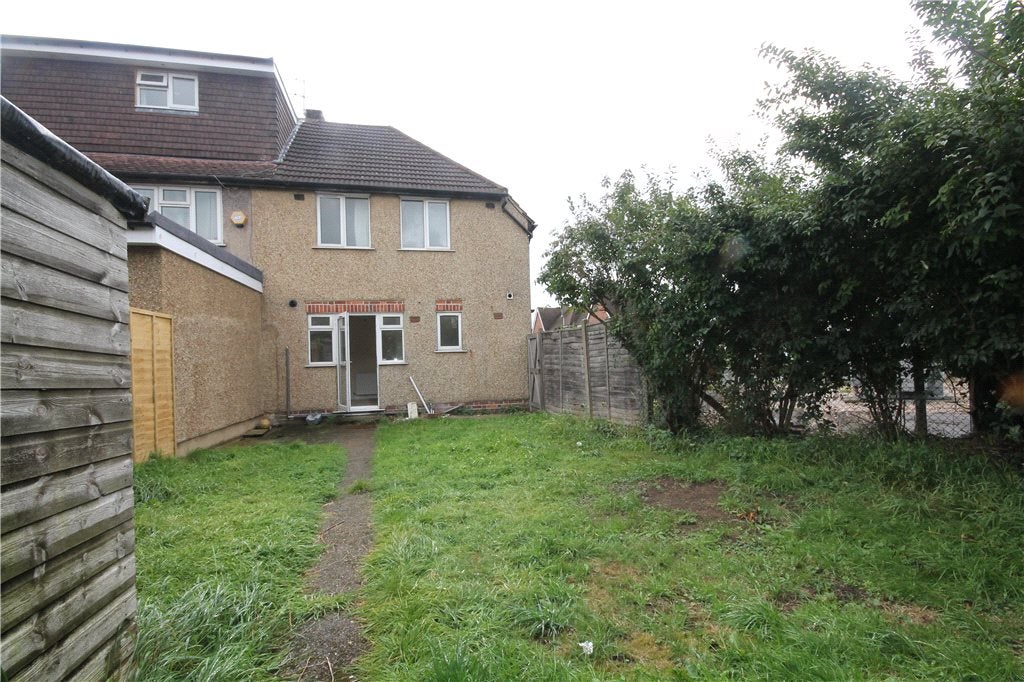House Pinewood Avenue in Greater London